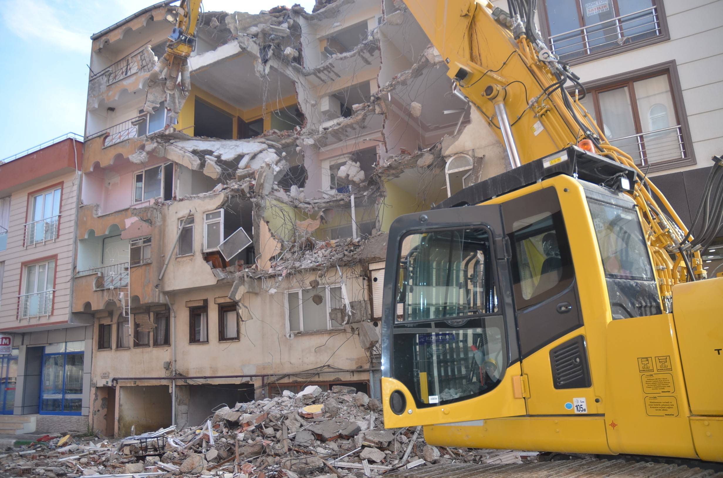 Gemlik’te Depreme Dayanıksız 2 Apartman Yıkıldı