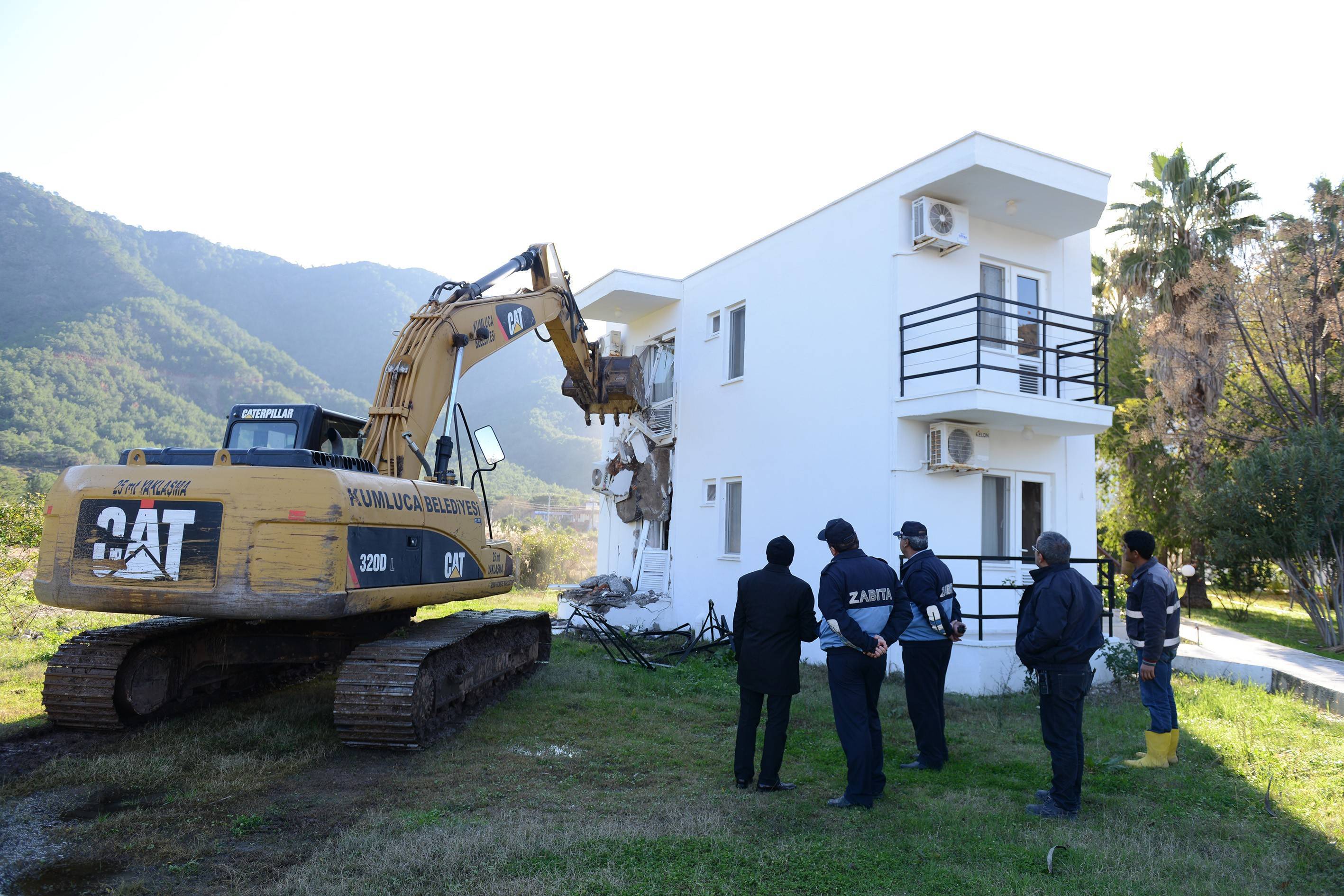 Antalya Adrasan’da Kaçak Otel Yıkıldı